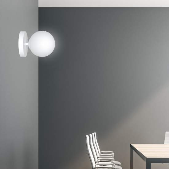 Applique A 1 Luce Hallador In Acciaio Bianco E Sfera In Vetro Opalino LA0132-EB-AP1-BI