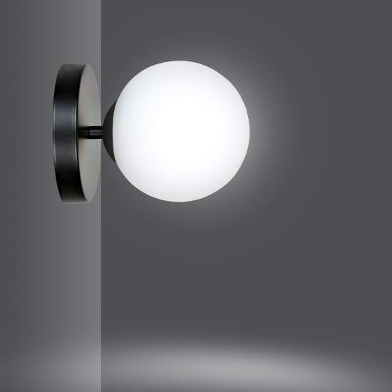 Applique A 1 Luce Hallador In Acciaio Nero E Sfera In Vetro Opalino LA0132-EB-AP1-NR