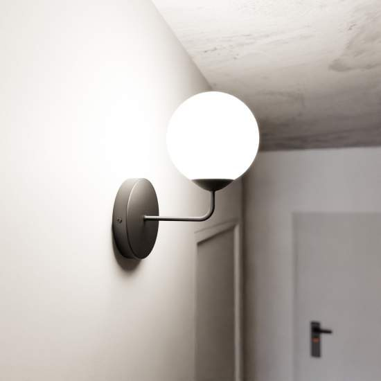 Applique Moderna 1 Luce Susanoo In Acciaio Nero E Vetro A Sfera Bianco LA0142-EB-AP1-NR
