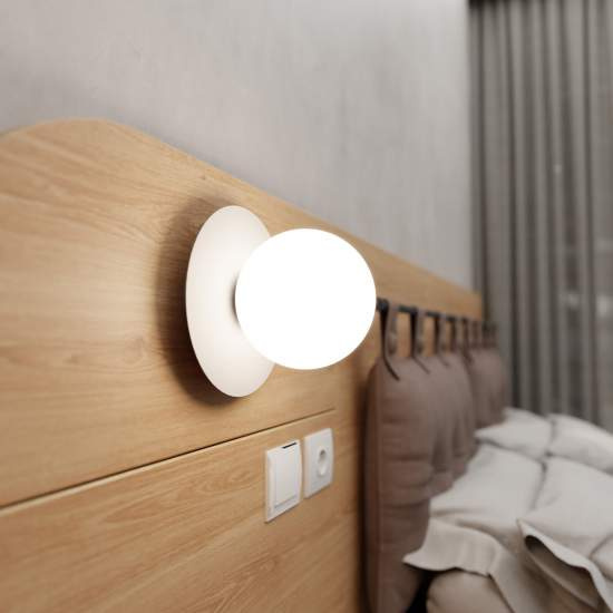 Applique 1 Luce Inari In Acciaio Bianco E Sfera In Vetro Opalino LA0149-EB-AP1-BI