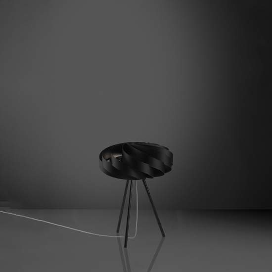 Lampada Da Tavolo Con Treppiede 1 Luce Flat In Polilux Nero Made In Italy | Linea Zero