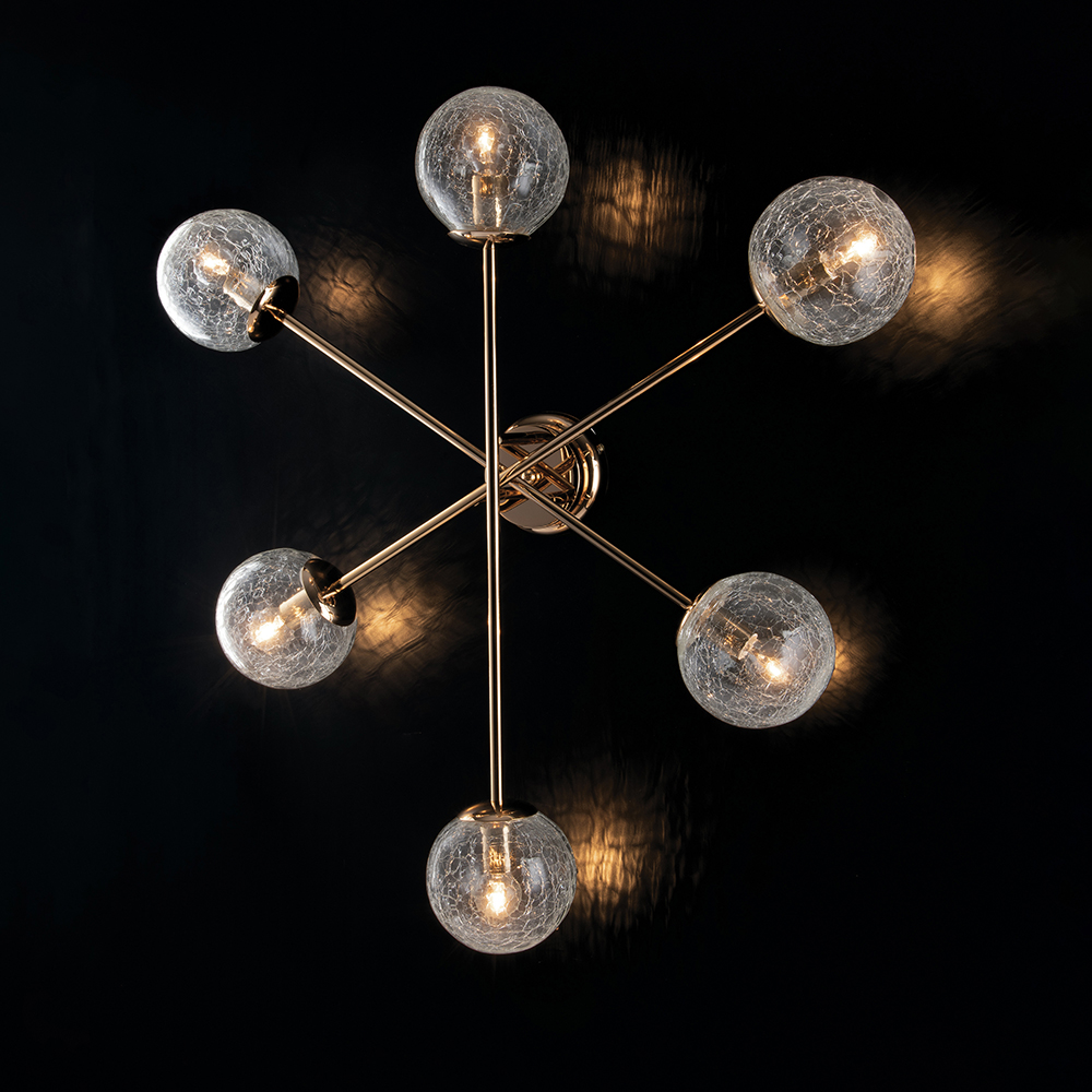 Lampadario da soffitto moderno con struttura dorata e luci con paralume in  vetro soffiato